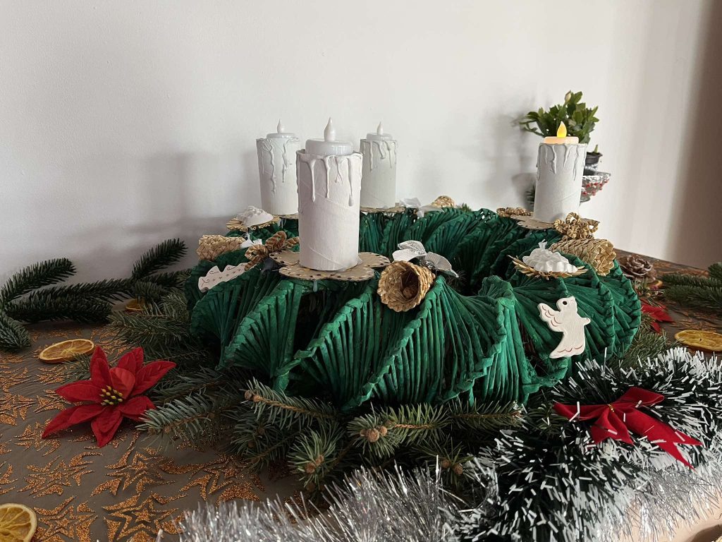 Első adventi gyertya kiemelt kép